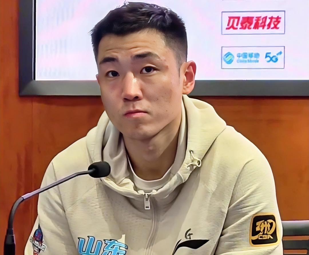 高诗岩：陈，这邱指导，我们这最后落后三分，但打两分战术是不是有点过于明显了？？