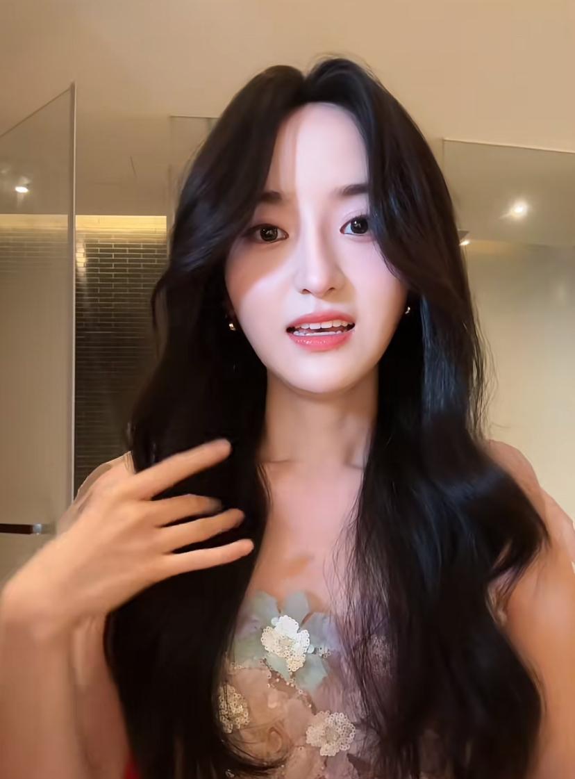 香飘飘千金蒋一侨长发也太美了吧。长发可比她短发好看多了。这么好的条件干嘛总当