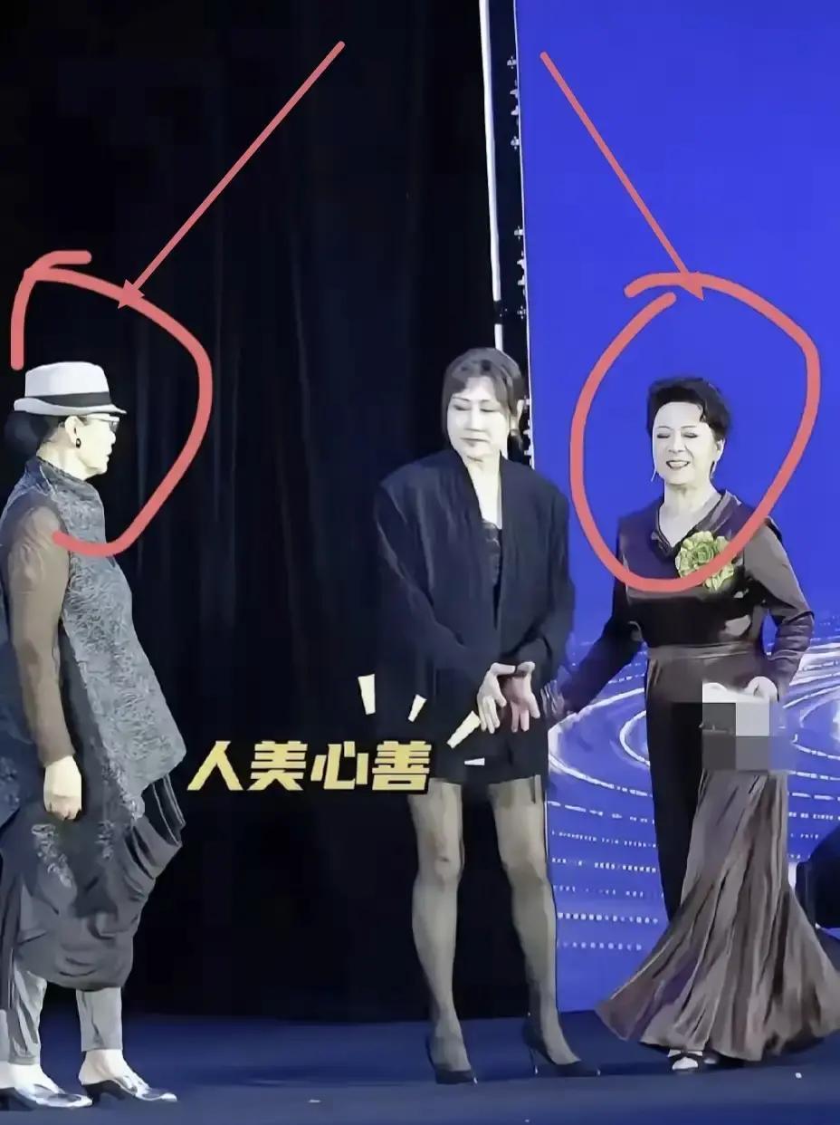 最近颁奖礼上三位老艺术家同台，潘虹老师戴礼帽穿花纹衫，王馥荔老师一袭缎面裙，张凯