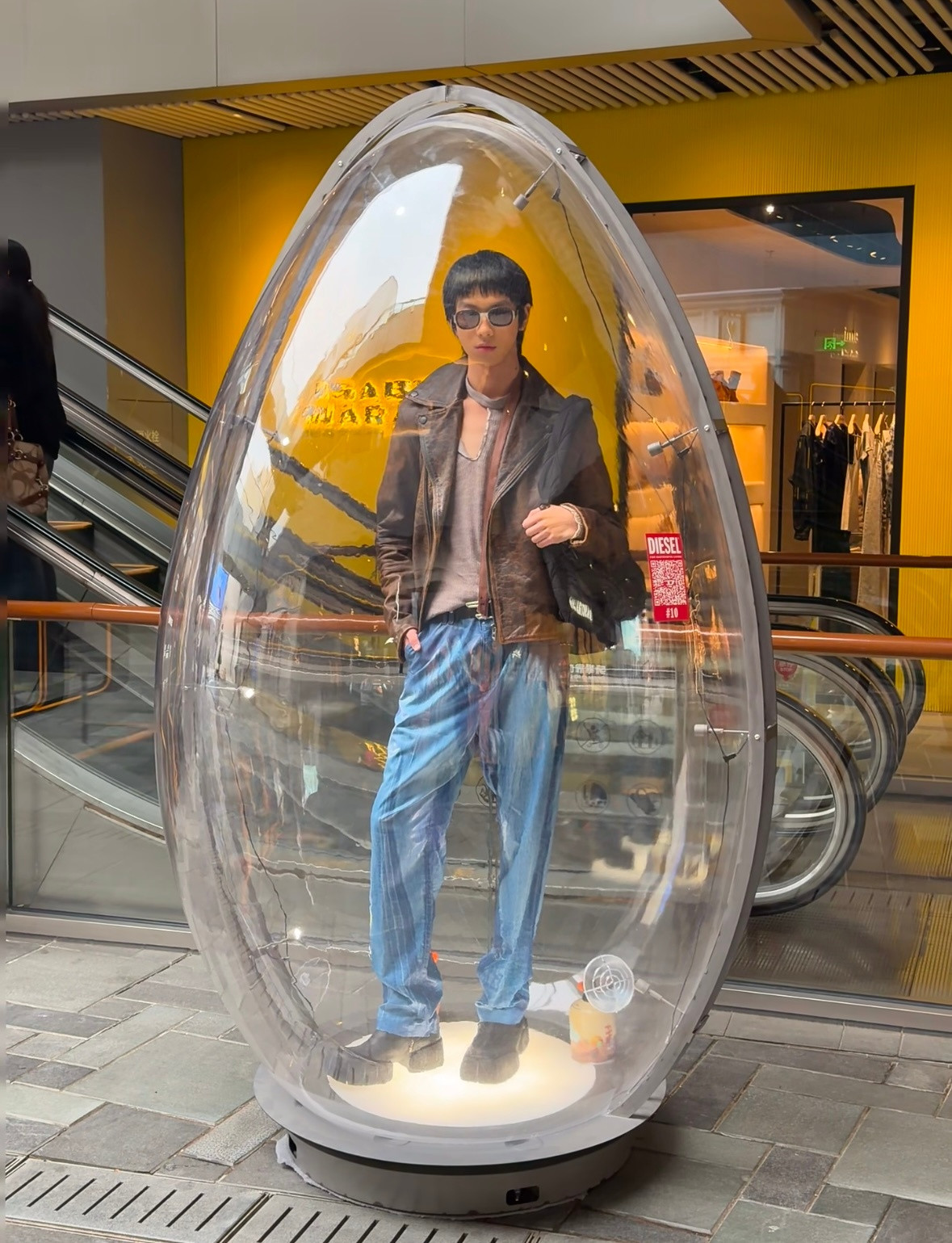 三里屯还是前卫，每个透明罩子站着模特。问题来了，一天给你4000，你愿意被这样凝