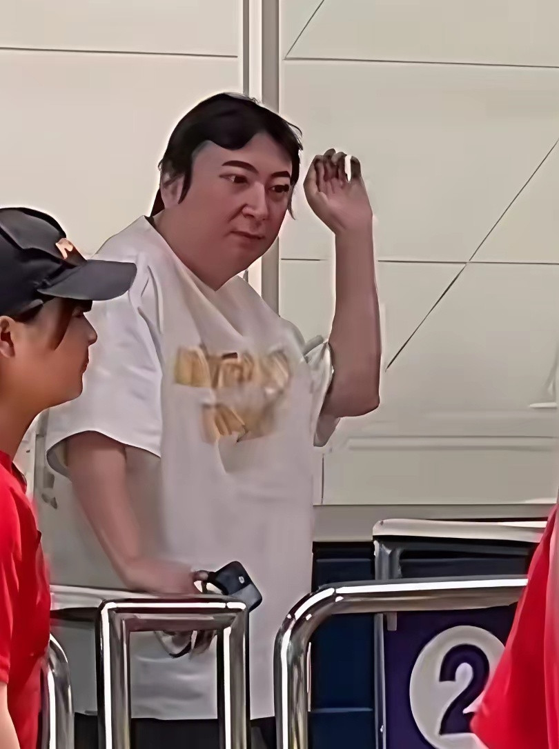 王思聪估计收心了，不会再换新女友了。一、他年纪也不小了，镜头下头发稀疏，苍老了