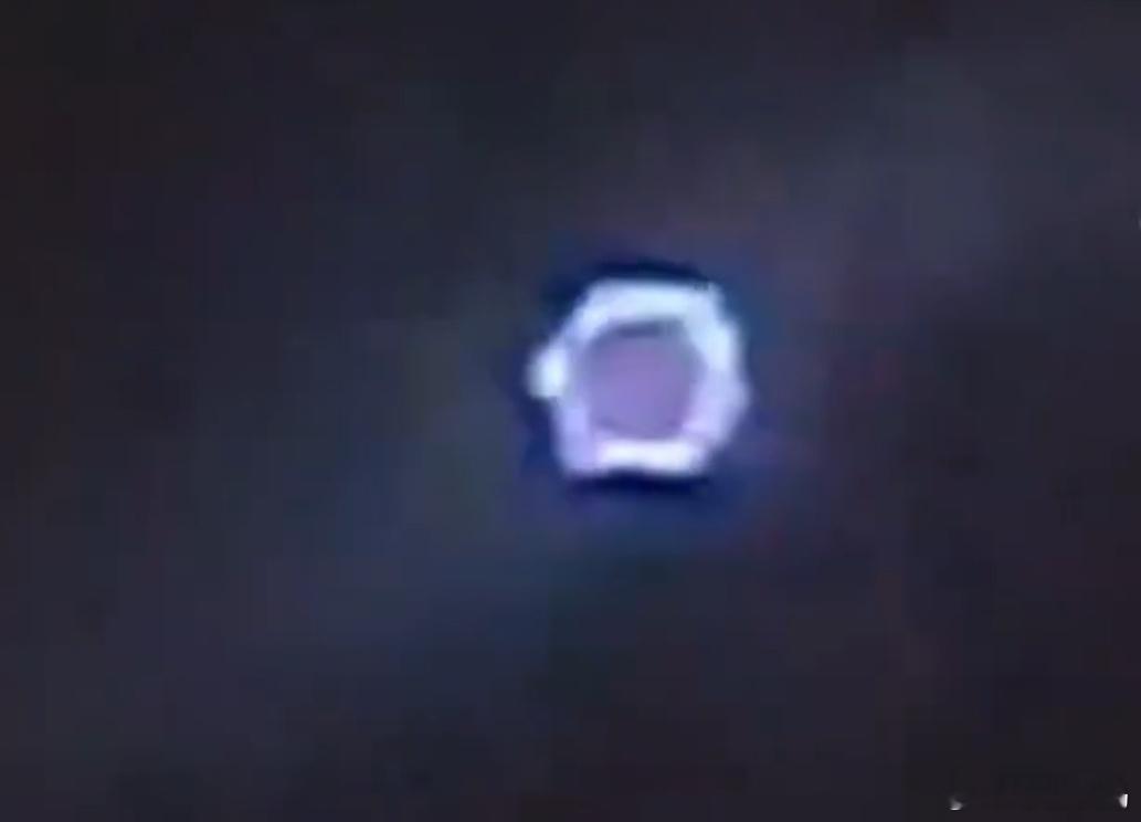 美国疑出现可变形UFO盘旋15分钟UFO怎么总喜欢去美国啊？我记得之前也是在美国
