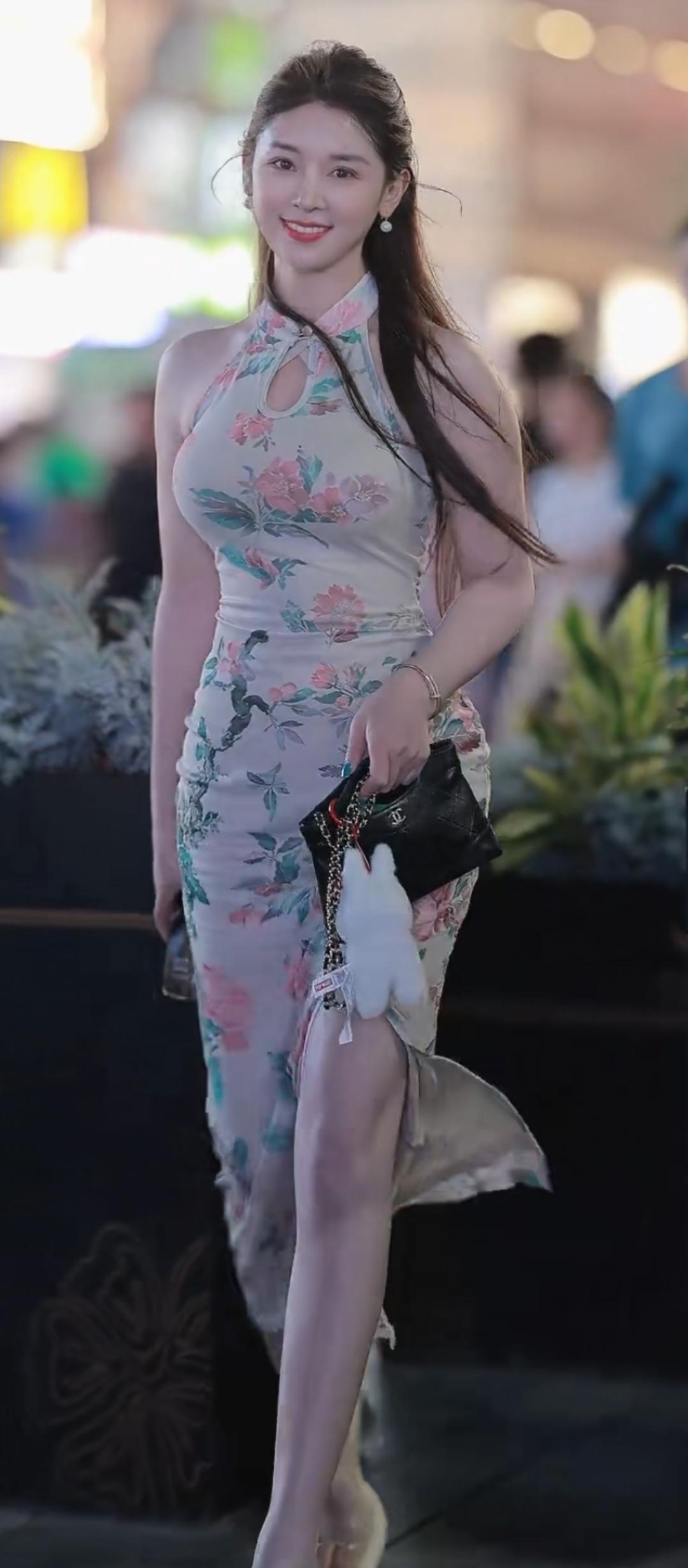 优雅漫步在繁华街头，花裙飘飘，尽显迷人风采！🌸👗💃