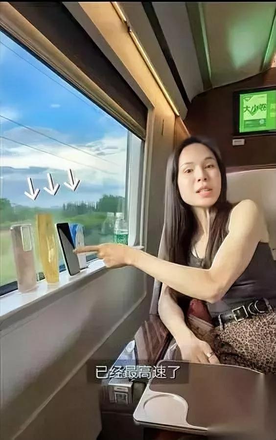 刷到李若彤高铁vlog她竟吐槽体验太意外？原来女神第一次在高铁点外卖！本