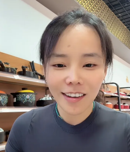 熊磊今天下午直播，直播间居然有800多人！有人在评论区说：也不害怕，天天跑出