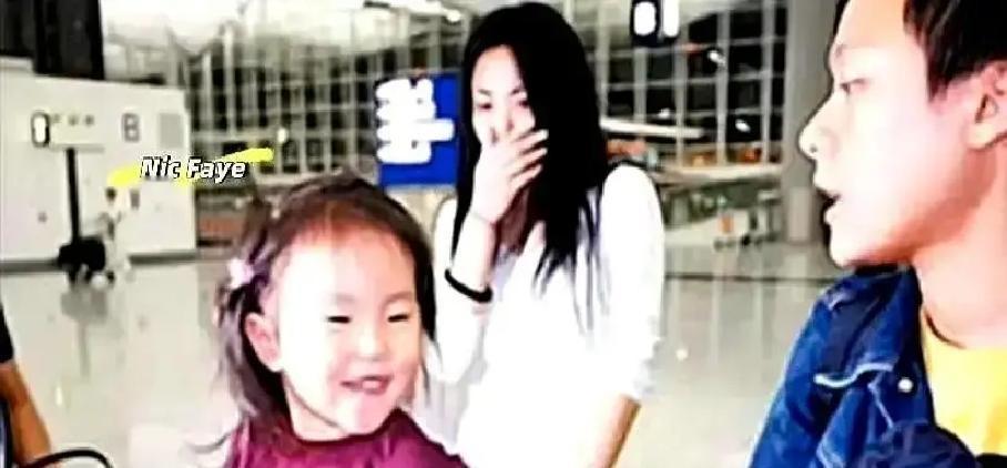 窦靖童一张旧照，直接把窦唯从“渣男”的坟里刨了出来。别急着感动，这根本不是什么