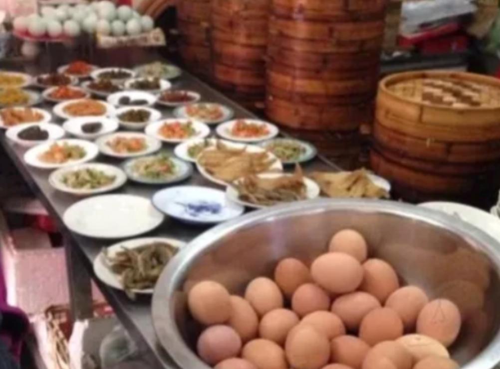 “笑不活了”山东，一家饭店搞促销，5块钱早餐随便吃。有个大爷交了钱后，那是真不客