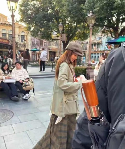 金晨迪士尼被偶遇，背着狐尼克的包，穿搭时尚​​​