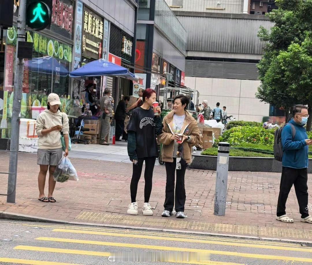 果然都说在香港街头偶遇明星的几率大，居然碰到了蔡少芬和陈法蓉