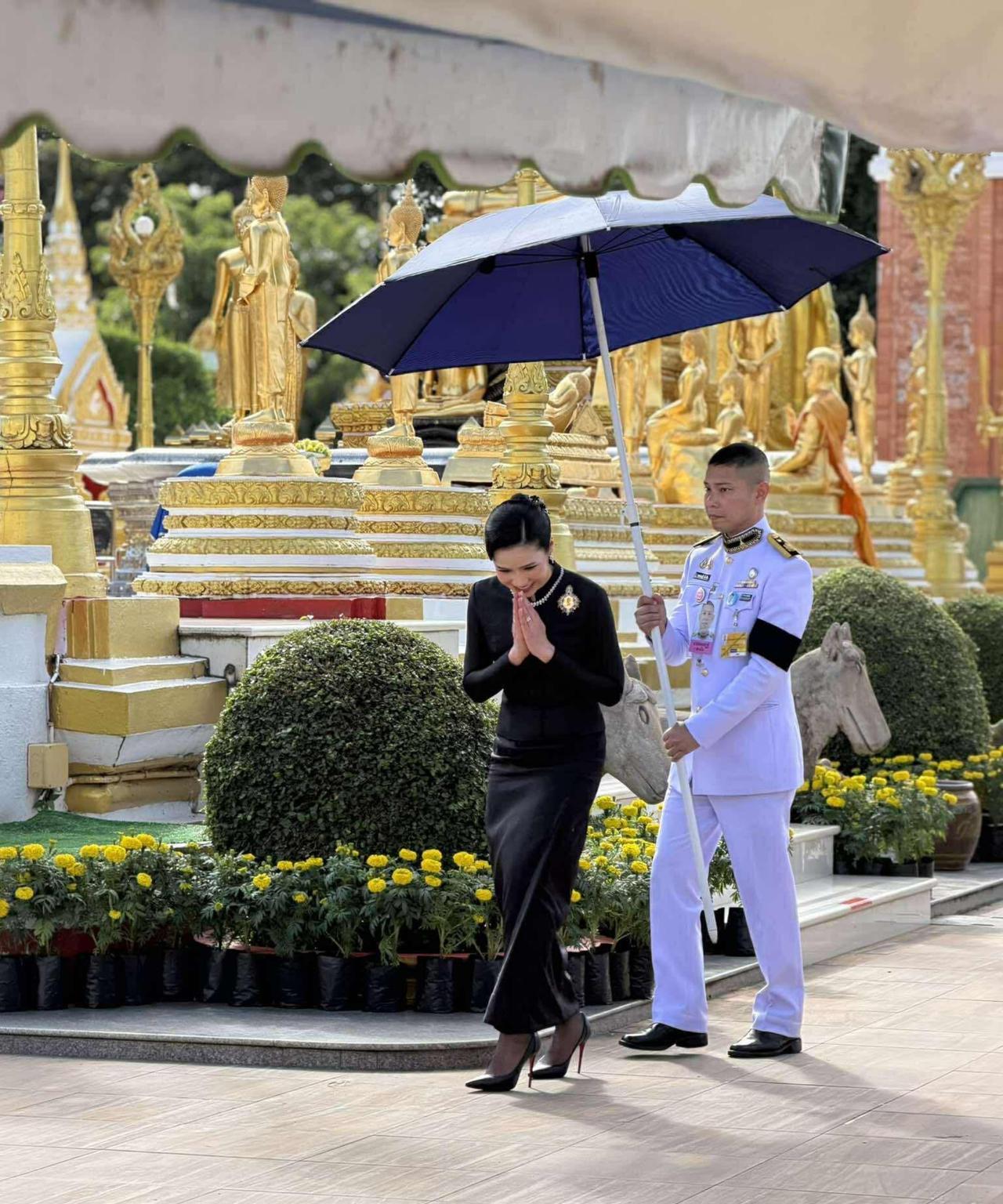 查尤特拉终于亮相！以儿媳身份悼念诗丽吉2025年11月5日，在帕农沃拉玛哈维汉