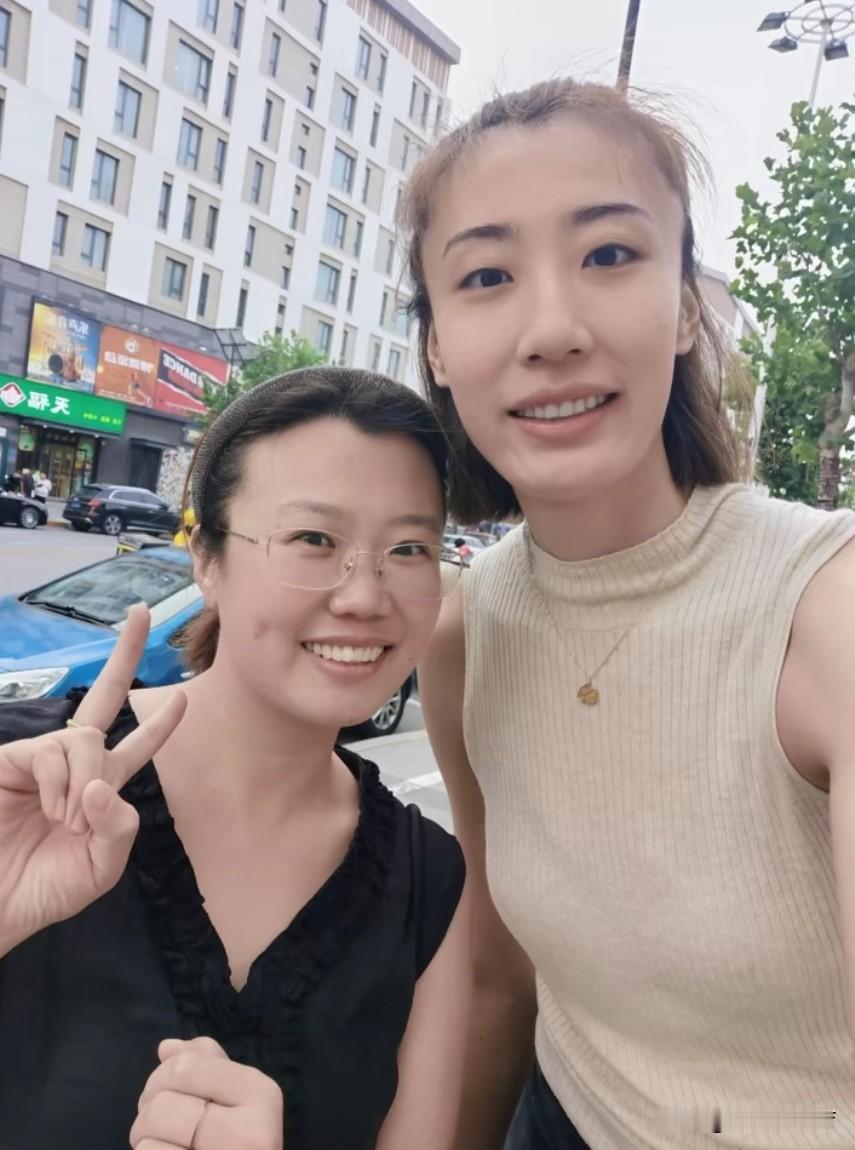天津球迷昨日下午在张家窝社会山广场偶遇土耳其站归来的女排大将王媛媛，说明备战第三