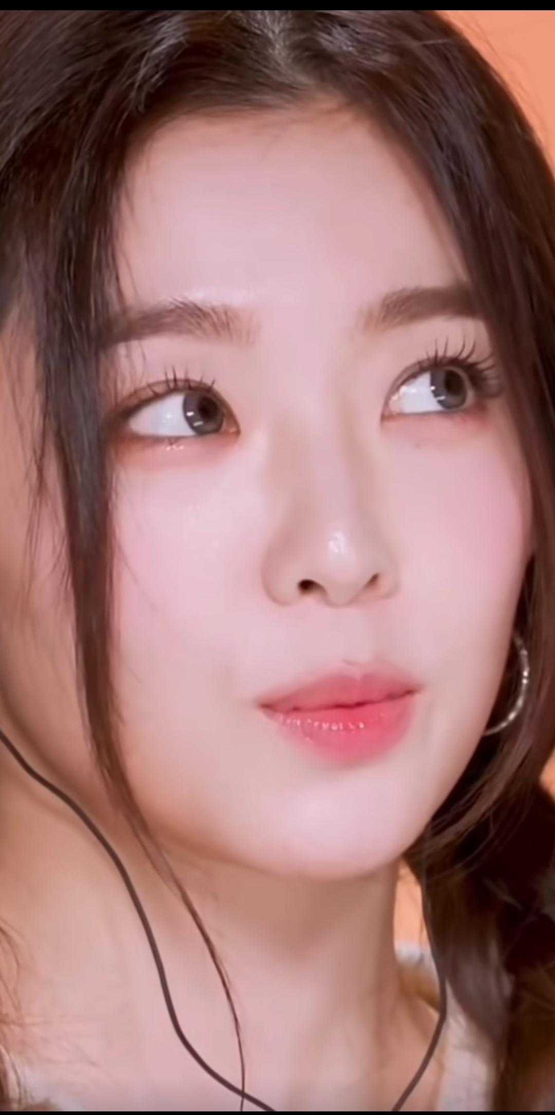 温柔眼眸，甜美微笑，耳机轻听，静享时光。🎧💕