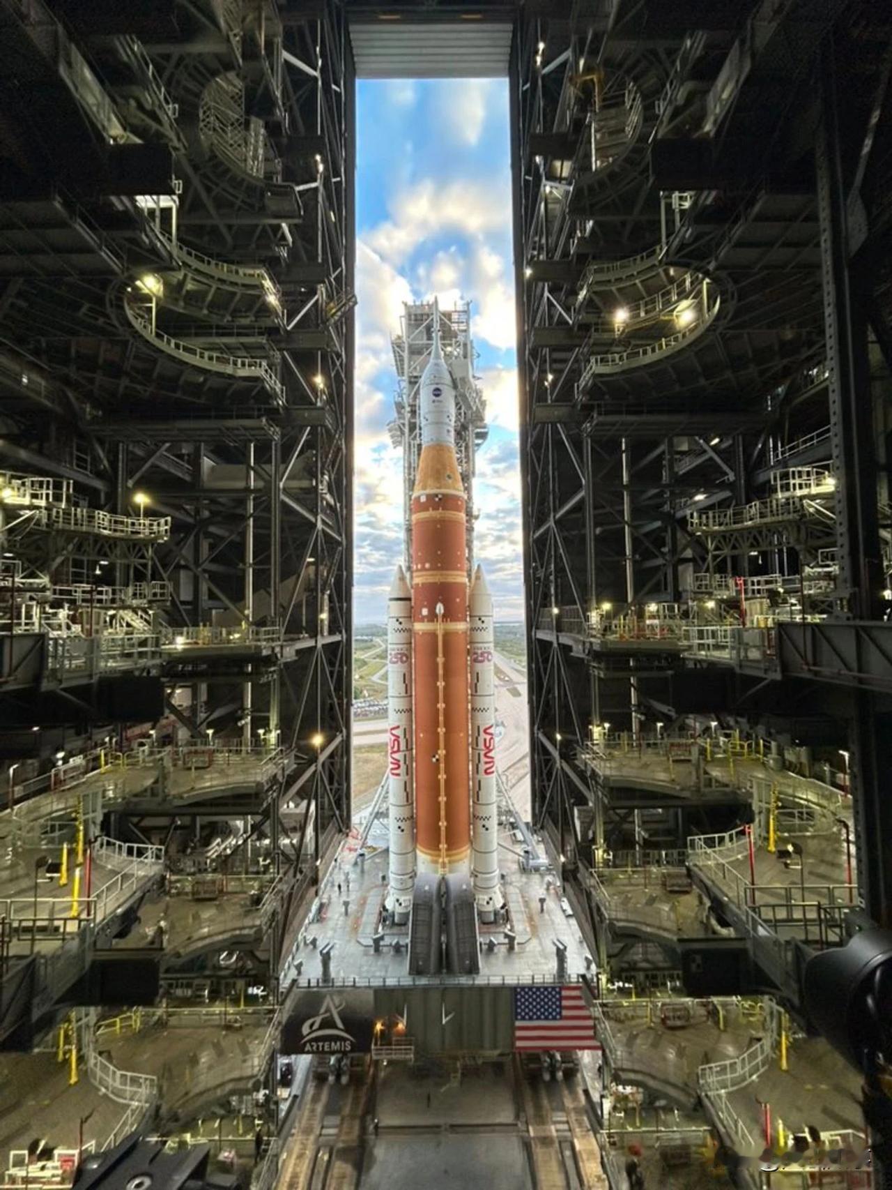 【星条旗欲返月宫：一场裹挟荣光与算计的太空秀】搭载猎户座舱的S