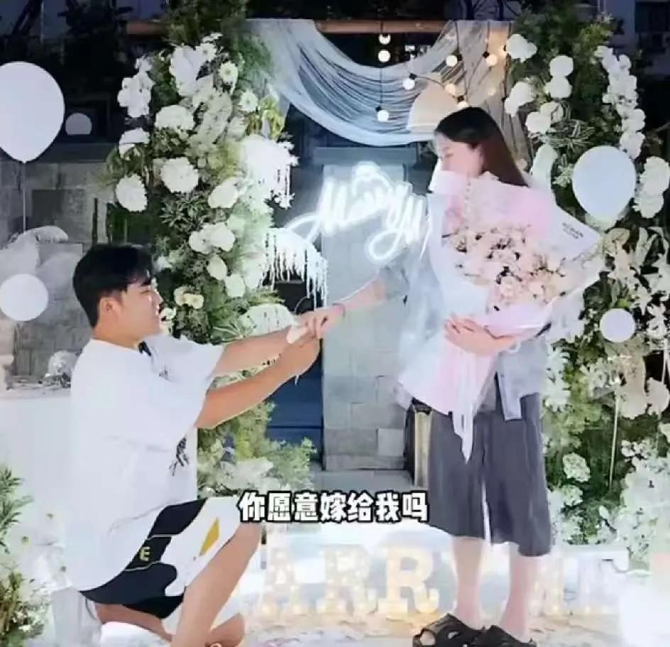 解清帅的求婚视频来得太巧了刚发完跑步视频没几天，他就把求婚视频放了出来。