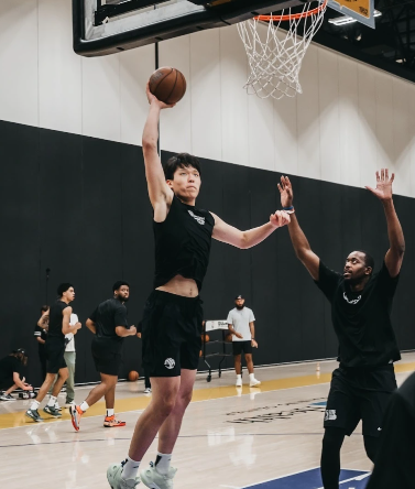 杨瀚森最近能获得稳定的上场时间，恰恰是靠他的防守。小杨的防守从小就是顶级的，不论