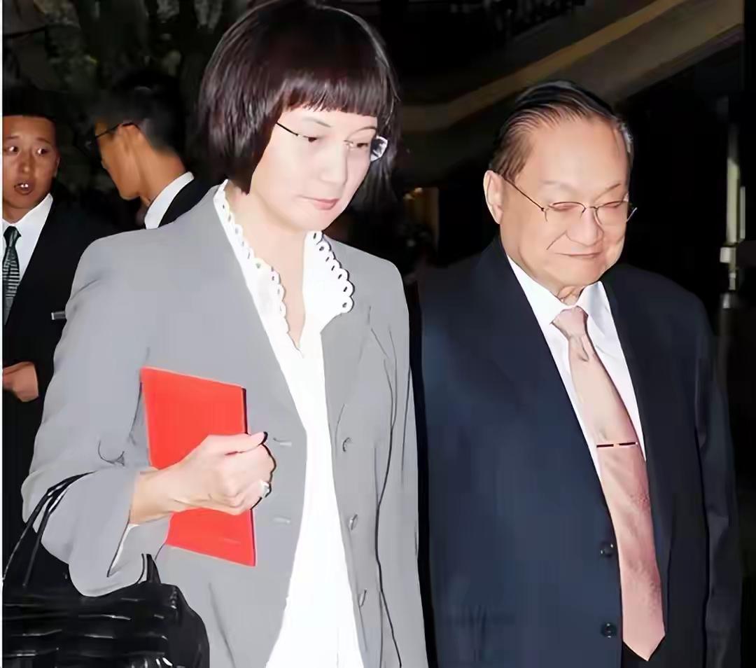 1963年，得知国内造原子弹，金庸讽刺地说：“有这钱，还不如多做几条裤子穿！”