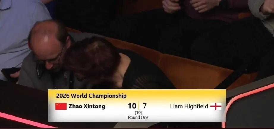 赵心童闯过正赛首轮后接受BBC采访!今晨，卫冕冠军赵心童在世锦赛正赛首轮打出三