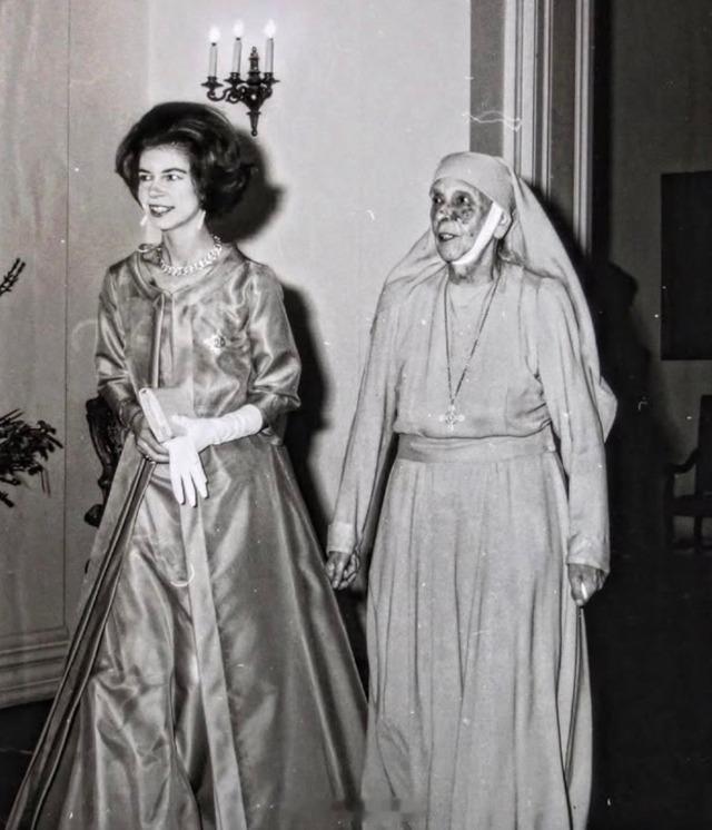 英国王室1965年2月7日，希腊丹麦的艾琳公主和她的堂婶希腊丹麦的安德鲁王妃