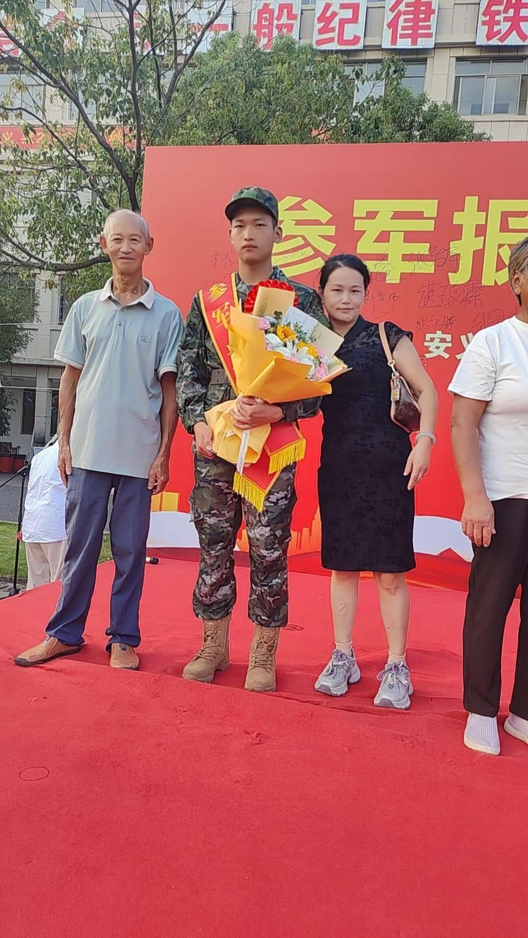 一人参军全家光荣感人的入伍送行场面一身戎装一生荣光共荣退伍青春只有一次，参军荣耀一生军旅生涯前程似锦