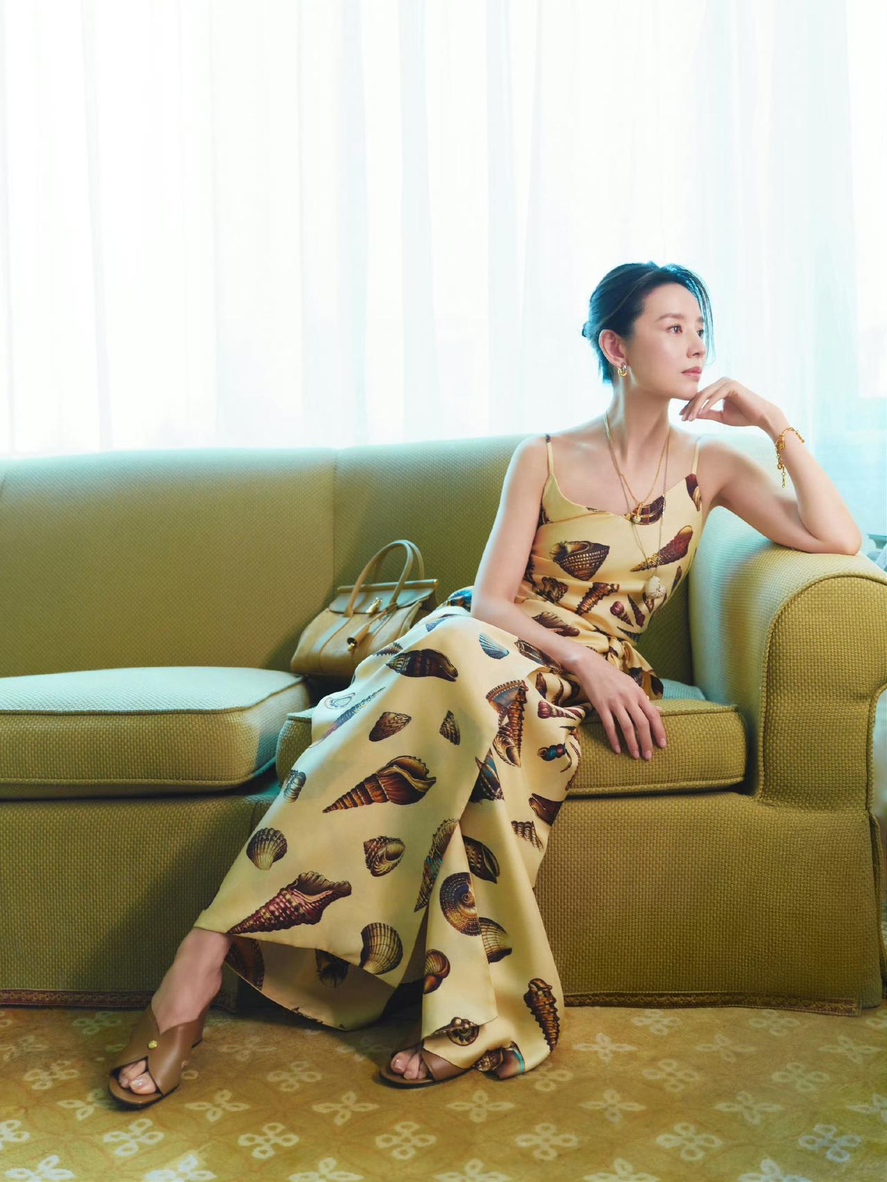 穿吊带裙的董洁真美美出了与众不同的性感女人味高贵而时尚，气质非凡这样的董洁