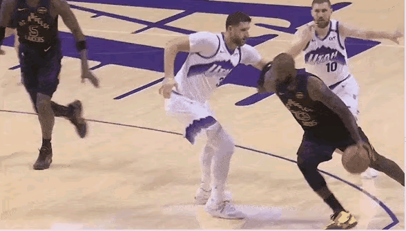 老詹：我这复出第一场球该怎么打？现在传言我是三当家，这不行呀！经纪人：依我愚见