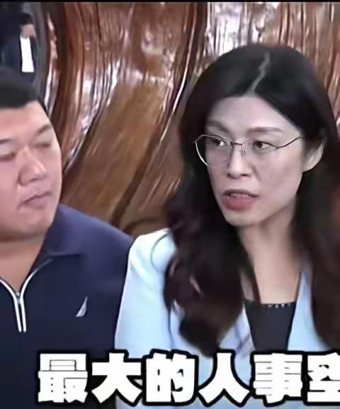 郑丽文机会来了211人集体请辞看着是天塌下来的乱局实则是推倒重来的