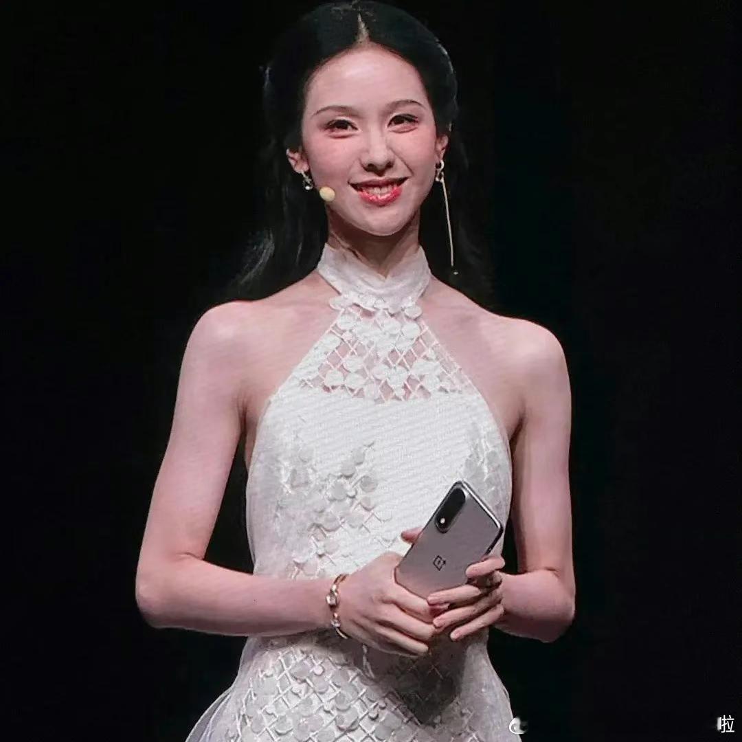 陈都灵这个脸馒化得不是一般厉害，前两天的手机商务活动她顶着这样一张脸出来，推广的