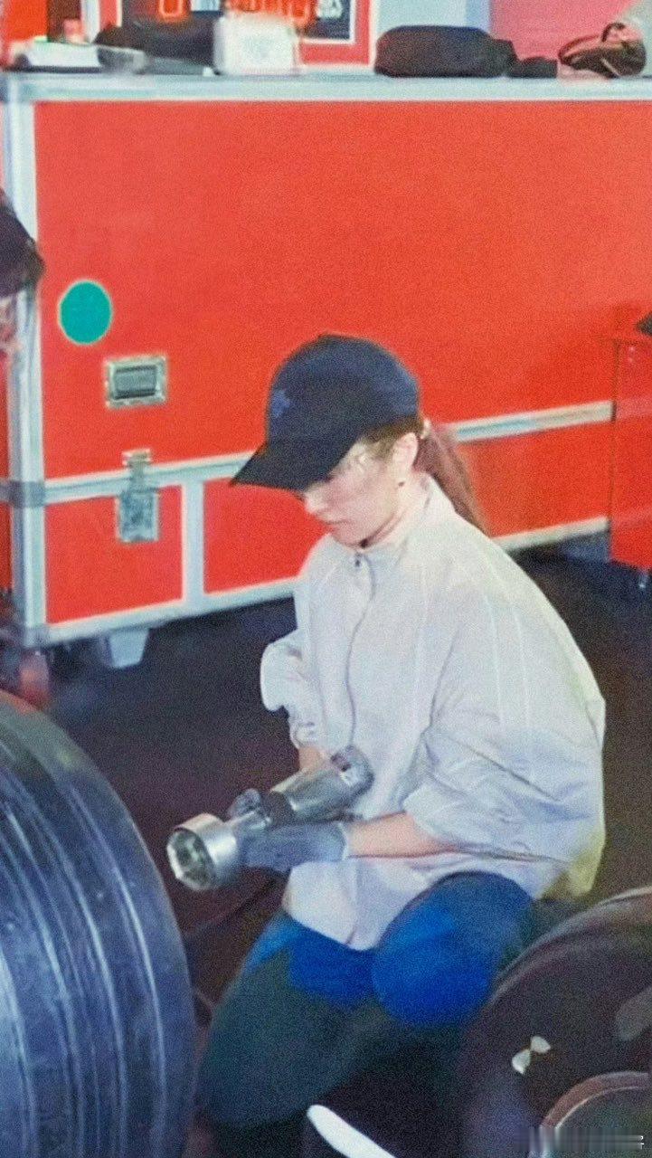 刘亦菲8秒换轮胎这段动作麻利到像开了倍速，游刃有余的样子帅晕谁了！忘了他吧，会