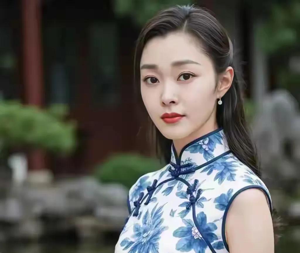 宋轶穿着多种颜色的祺袍立在晨光里，各色真丝旗袍裹着窈窕身姿，滚边绣着细密银线海棠
