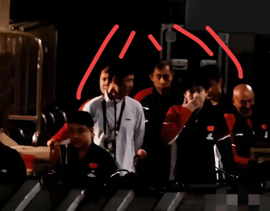 心疼！别再替大头瞎操心了别担心，这不是扛不住。人家身后有一堆人守着。王楚钦