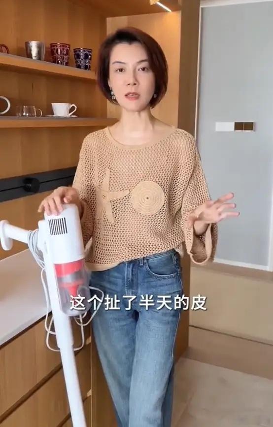 44岁车晓搬离了北京大别墅，晒新家看着并不大，而且，装修十分普通，新家家具也不是
