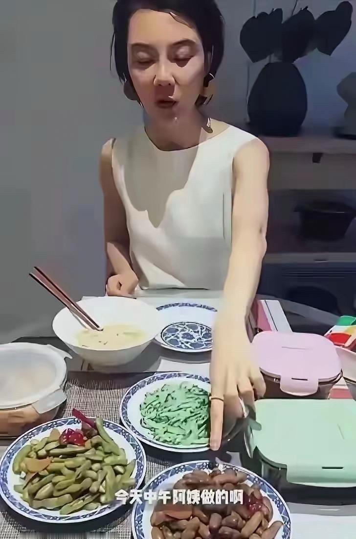 车晓怎么变这样子了？车晓以前挺好看的，个子又高，又白，清清瘦瘦的，很仙的一个女演