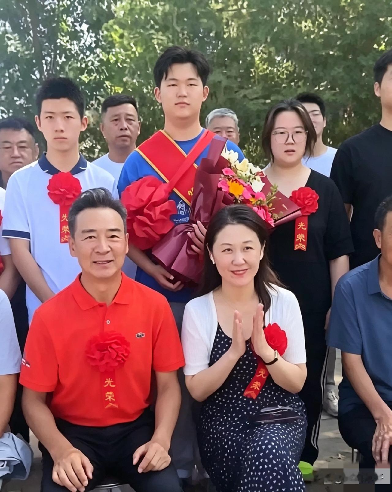 寇振海和妻子李婷带着儿子寇家宝回武强老家了。孩子刚考上帝国理工，村里给戴上大红花