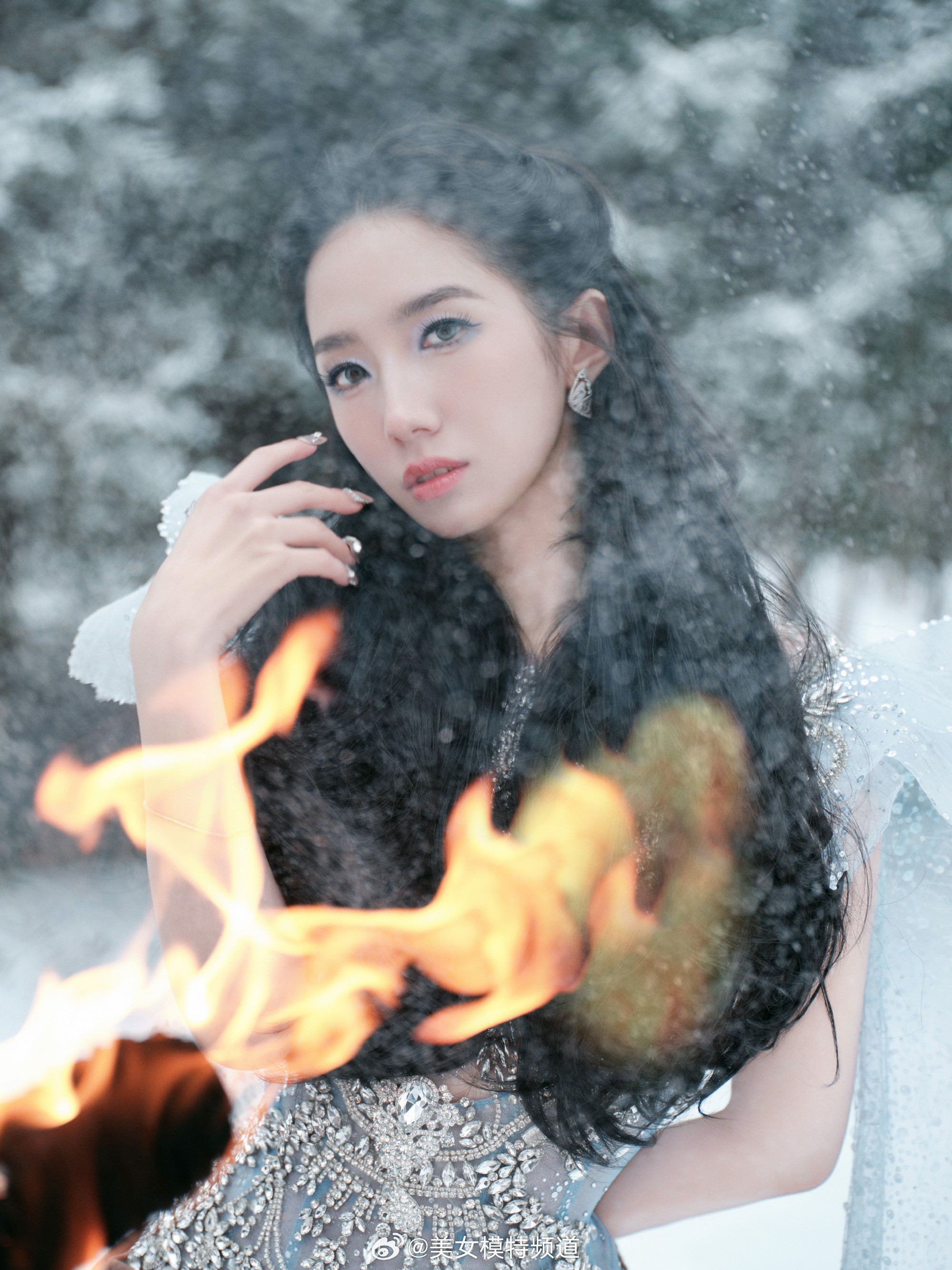 孟美岐迷人纱裙写真