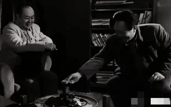 1949年，陈毅和刘伯承到西柏坡一天了，还没去看毛主席，主席说：这个两个人一定是