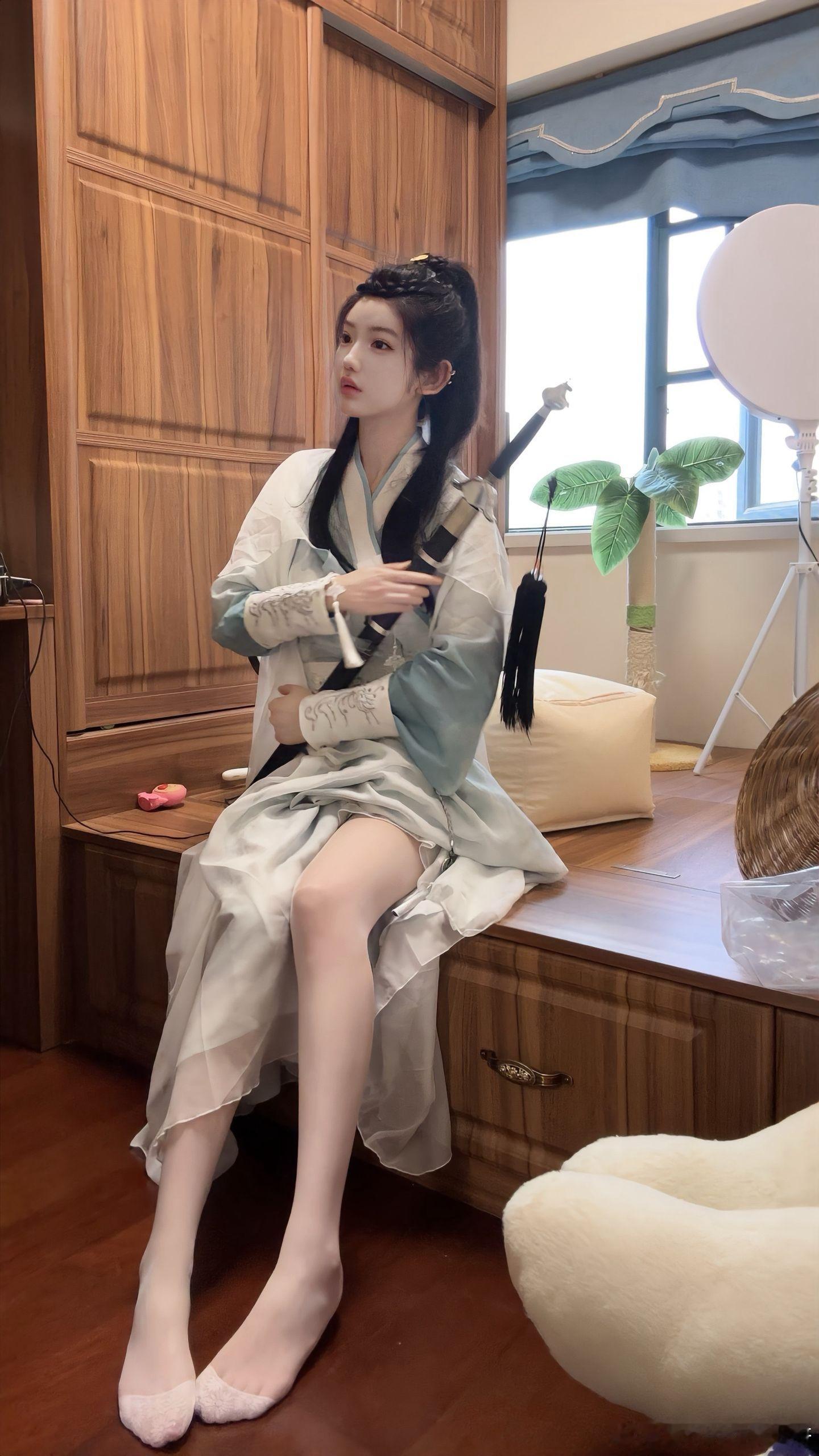 半似故人半陌人，叹吾此情探此生。