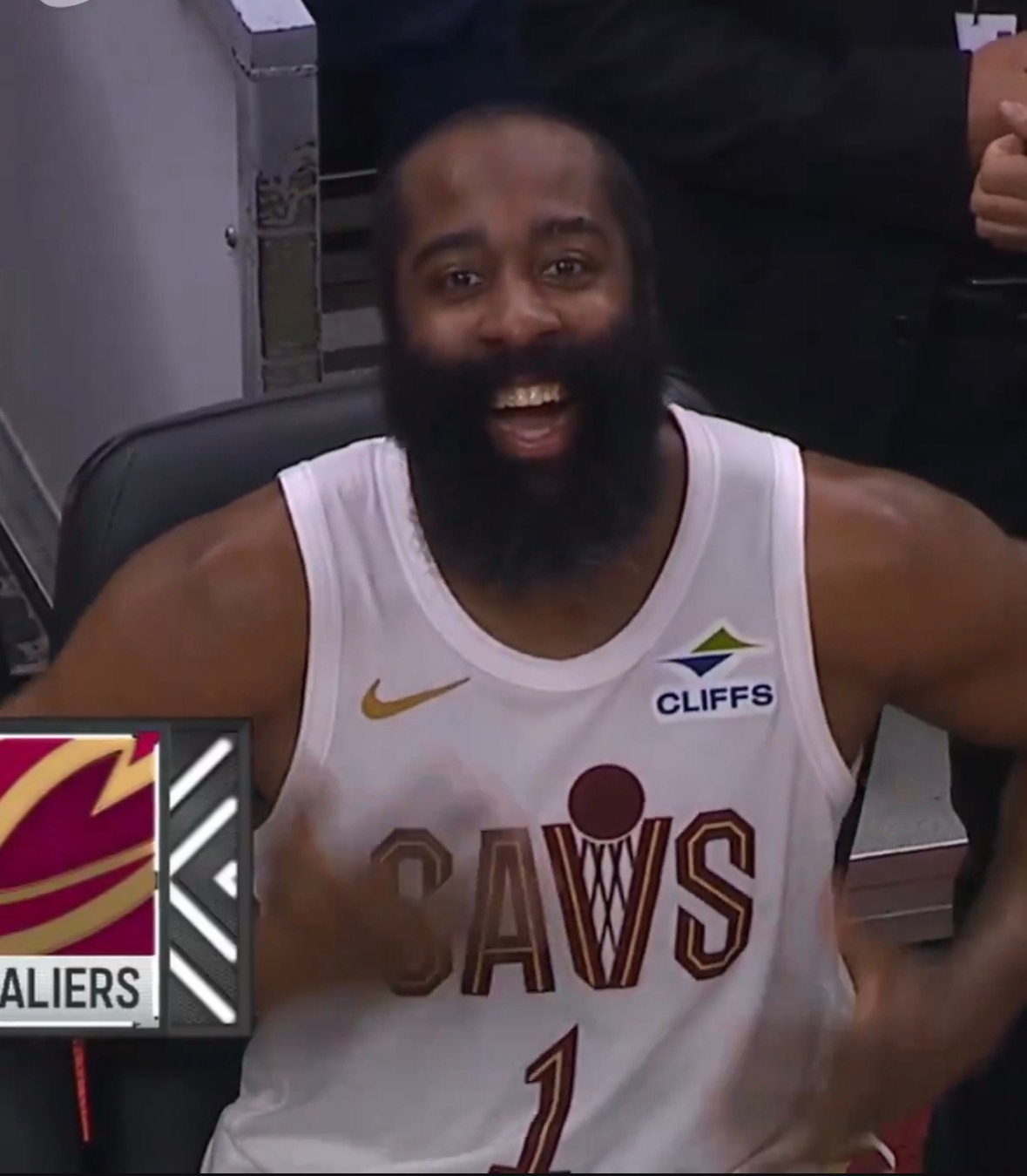 阿泰金森谈到哈登的体型对他的帮助：“哈登是个非常强壮的人，这得益于他的身体天赋。