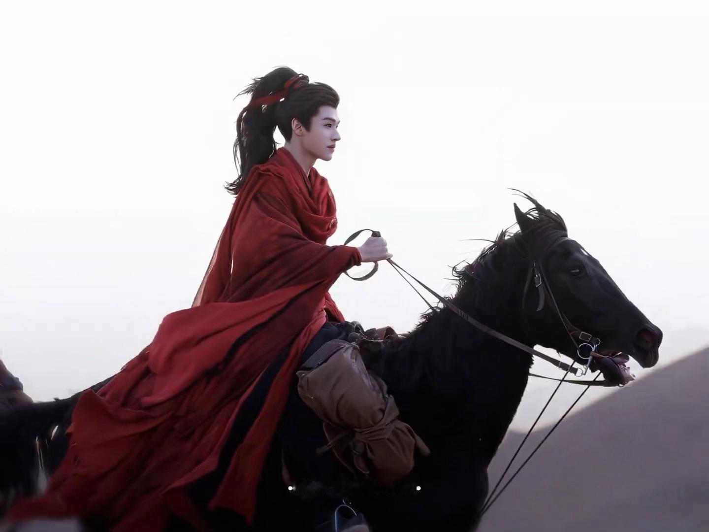 龚俊比脸还大的鸡翅包谁被陆小凤这个造型戳中，绷带包扎酷似超大鸡翅包，视觉效果趣味