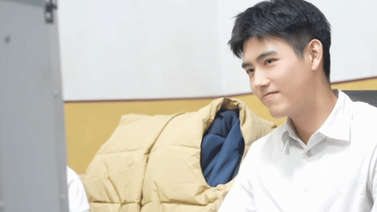 这居然是陈飞宇的素颜纯真年代的爱情素颜的陈飞宇，让人看到了他更真实的一面。没有