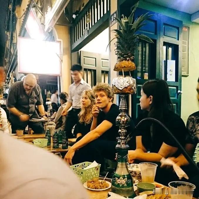 欧美游客为啥对越南情有独钟？答案是越南的街头氛围，其实特别对西方人的胃口。当地人