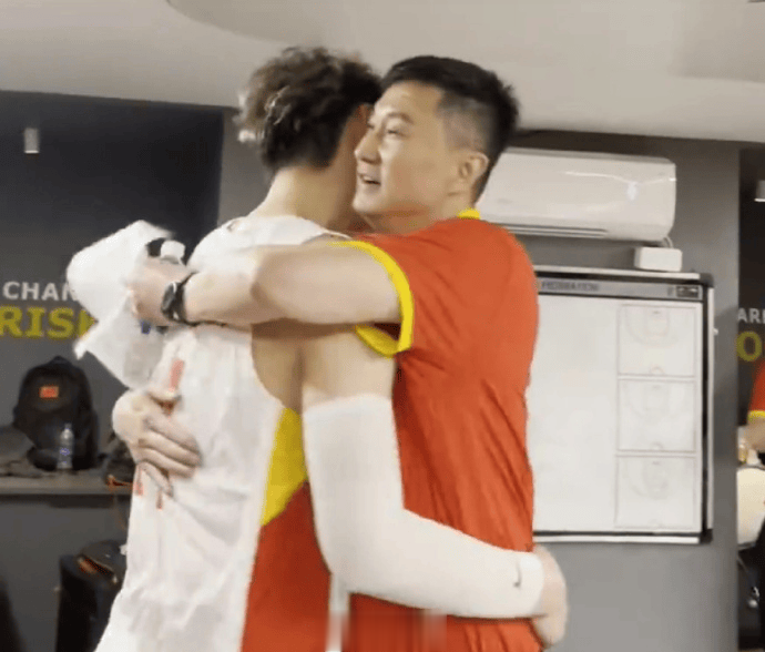 媒体人: 余嘉豪的举动, 让我想起了几年前王哲林所做的贡献