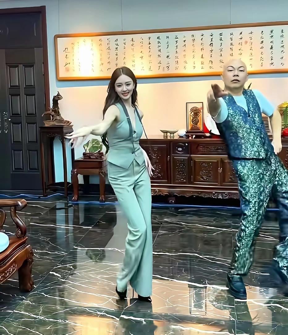 二人转演员陈野在办公室与美女热舞时的一幕，舞姿还是可以的。