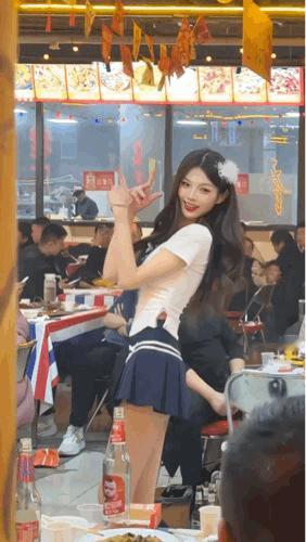 怪不得吃烧烤的人越来越多了！你心中的美女啥模样美女人像群美女热舞烧烤摊女神