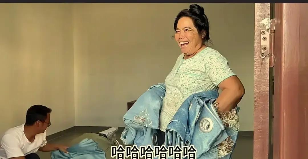 大嘴木工把云南丈母娘家的老院子拆了，自己画图纸砍木头，三个月拼出一栋带回廊的三合