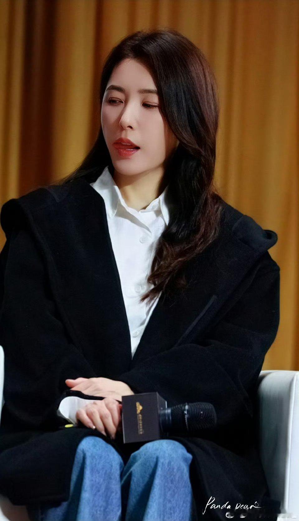 金丝眼镜配低马尾，知性干练的气质拿捏死了！这气质简直就是现实里让人忍不住亲近的