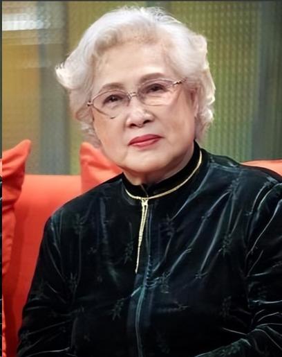 2018年，96岁的秦怡接受鲁豫的首次采访，鲁豫试探的问她：“如果人生重来一次，