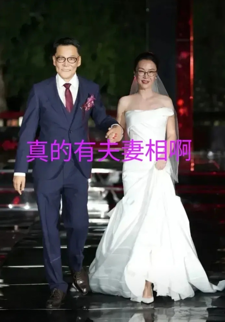 看下当当网李国庆先生新婚的这张照片，你会发现真的有夫妻相哦，黑框眼镜下的两人