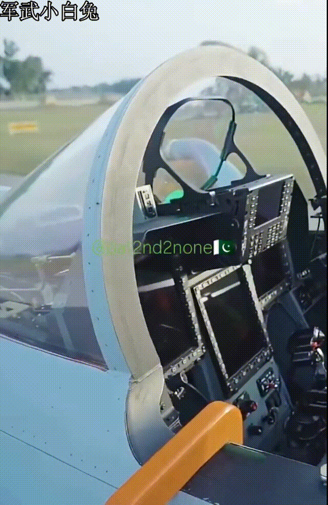 典型的一平三下，巴基斯坦J-10CE座舱大方展示，细节清晰展现！