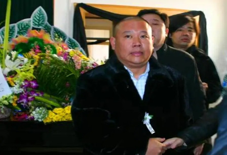 当初，相声大师马季去世后，郭德纲穿着貂皮大衣去参加他的葬礼。也正是因为如此，引起