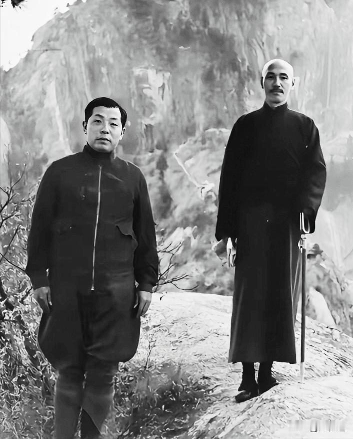 西安事变前夕，张学良与蒋中正一起爬山的合影老照片。这绝非演戏，也不是电视剧里的演